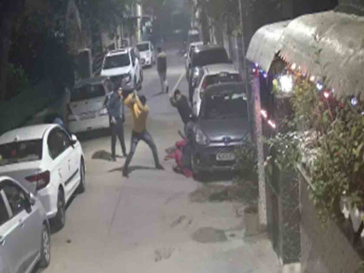 మహిళ, ఆమె కుమార్తెపై.. కర్రలు, ఇనుప రాడ్లతో దాడి