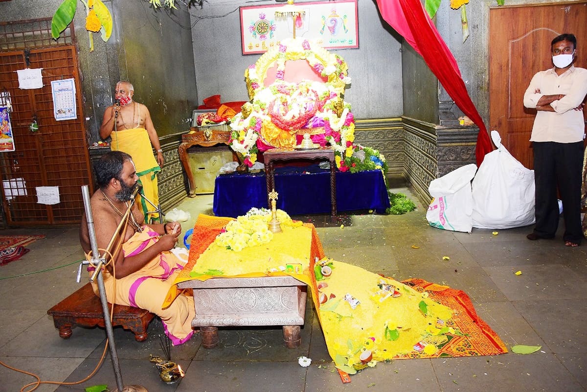 యాదాద్రీశుడికి యాదాద్రీశుడికి సంప్రదాయ పూజలు