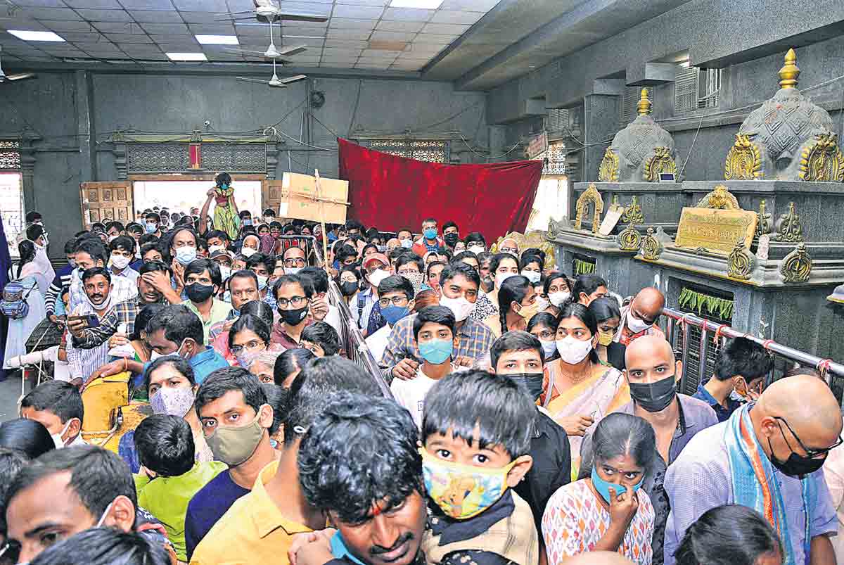 జనసంద్రంగా ఆలయాలు