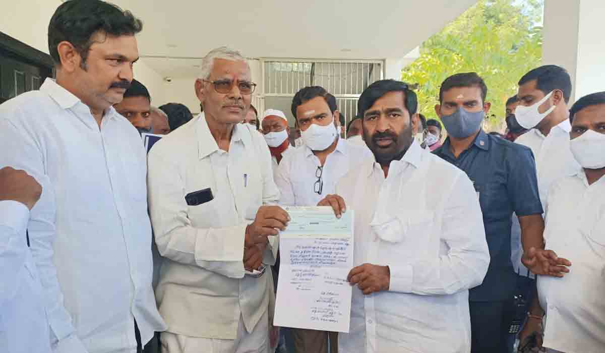 Yadadri | యాదాద్రి విమాన గోపురానికి బంగారం విరాళమిచ్చిన విశ్రాంత ఉద్యోగి