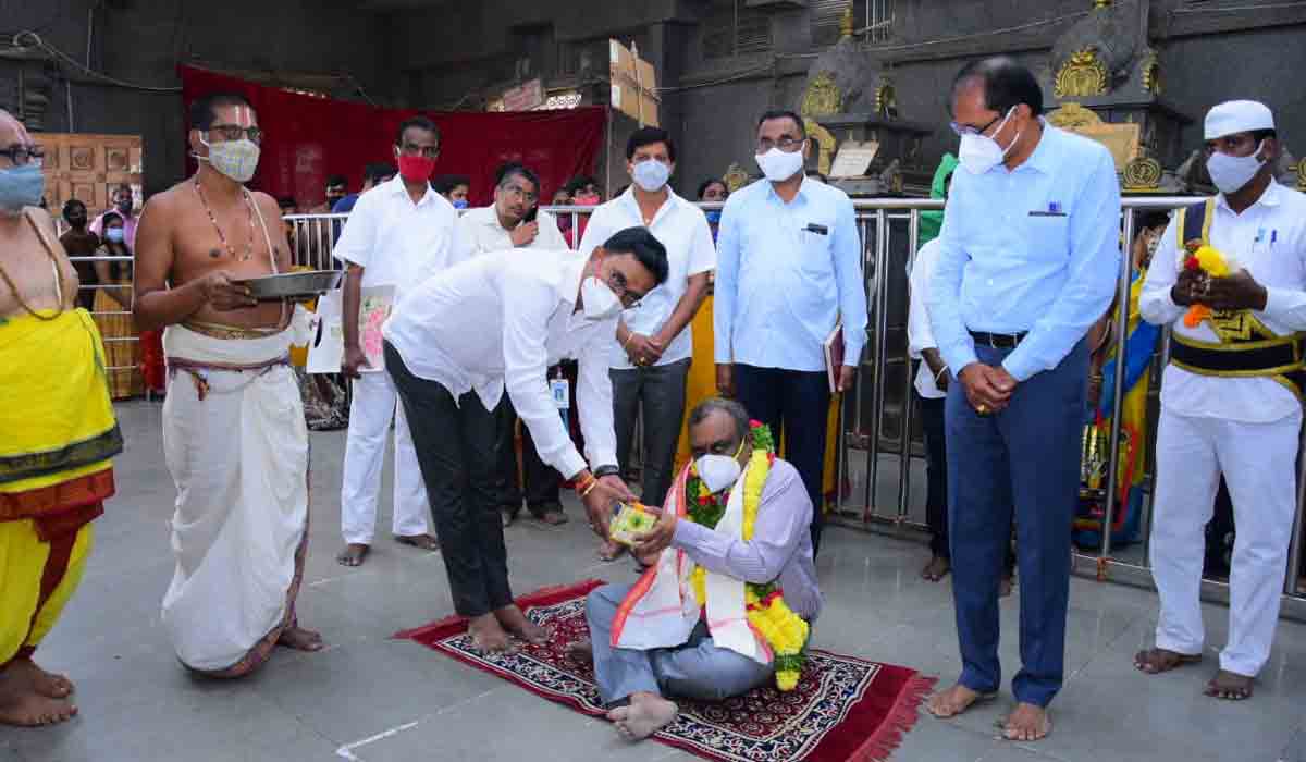 Yadadri | యాదాద్రిలో రాష్ట్ర ఎన్నికల ప్రధాన అధికారి గోయల్
