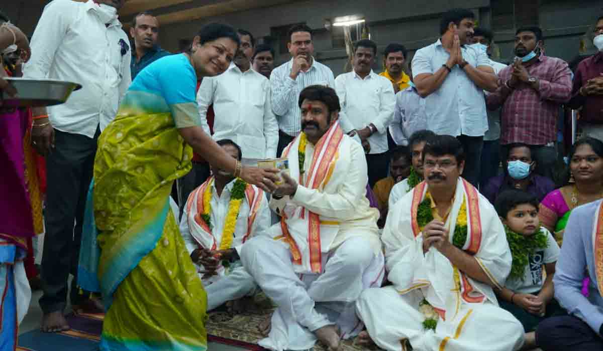 Yadadri | యాదాద్రీశుడిని దర్శించుకున్న అఖండ టీమ్