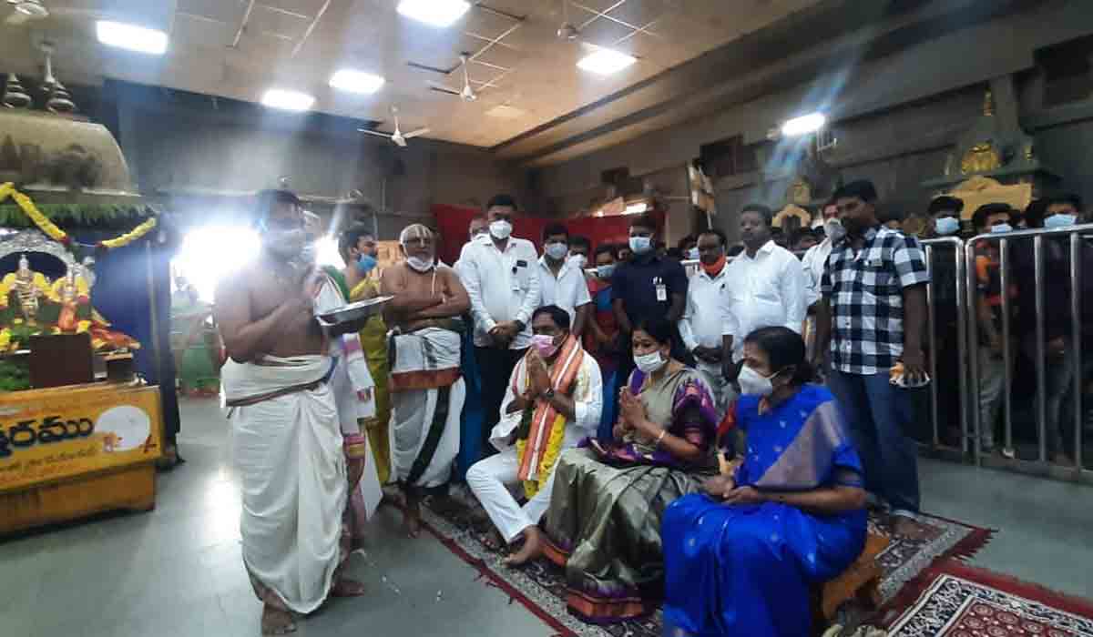 యాదాద్రి ల‌క్ష్మీ న‌ర‌సింహ‌స్వామిని ద‌ర్శించుకున్న మంత్రి ఎర్ర‌బెల్లి