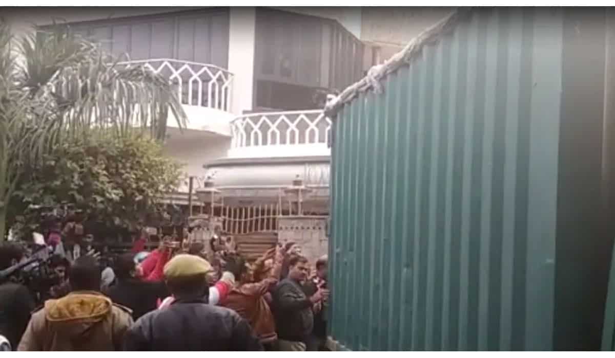 Uttar pradesh | 150 కోట్ల‌ను ఎలా త‌ర‌లించాలి?.. త‌ల‌లు ప‌ట్టుకున్న ఐటీ అధికారులు