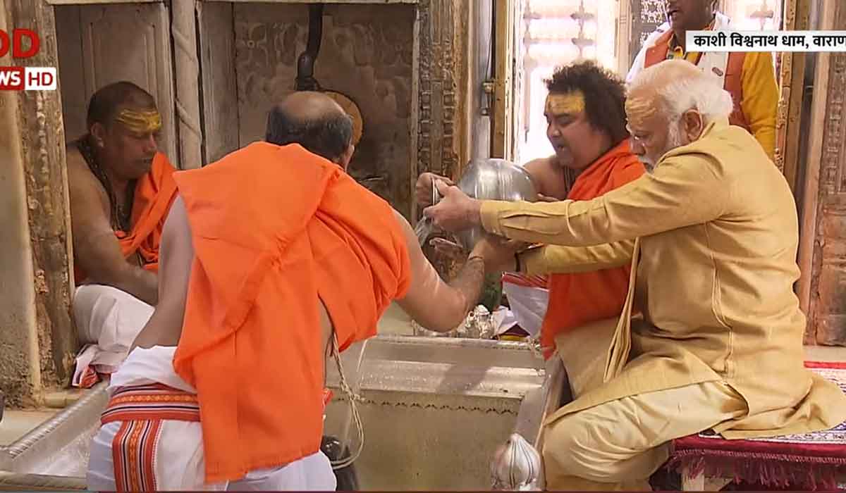 శాస్త్రోక్తంగా కాశీ విశ్వ‌నాథుడికి మోదీ జ‌లాభిషేకం..