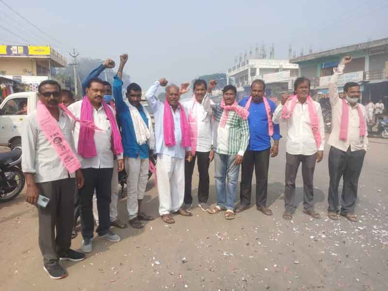 టీఆర్‌ఎస్‌ నాయకుల సంబురాలు