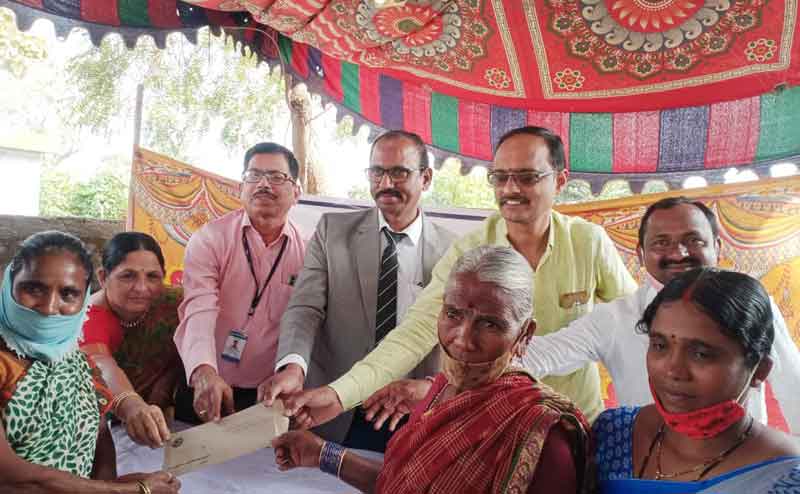 బ్యాంకు సేవలను సద్వినియోగం చేసుకోవాలి