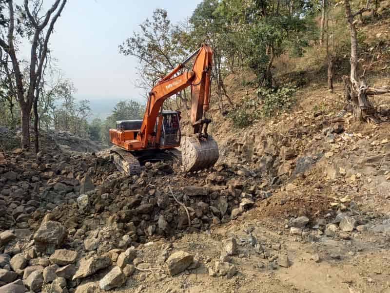 చకచకా అడెల్లి రోడ్డు పనులు