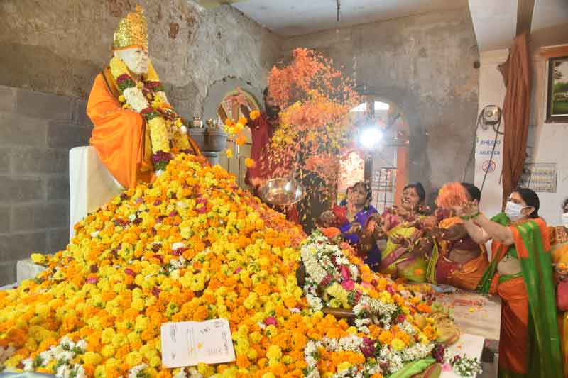 సాయినాథుడికి కోటి పూలతో అభిషేకం