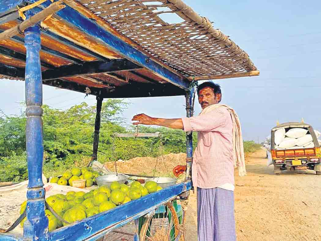 ఆయనే రైతు.. ఆయనే వ్యాపారి