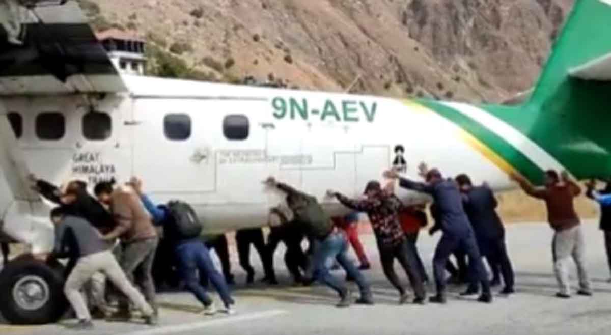 ర‌న్‌వేపై విమానం టైర్ పంక్చ‌ర్‌.. కిందికి దిగి ప‌క్క‌కు నెట్టిన ప్ర‌యాణికులు.. వైర‌ల్ వీడియో