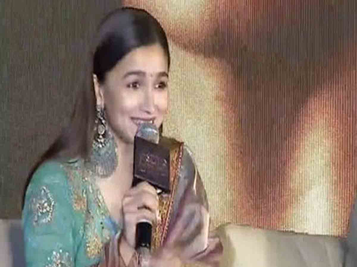 Alia Bhatt: తెలుగులో మాట్లాడిన అలియా.. ప‌గిలిపోయిందంటూ కామెంట్