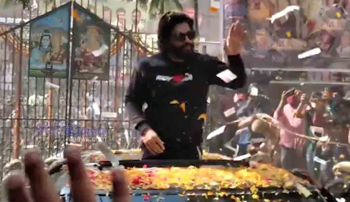 Allu Arjun | సంధ్య 35mm థియేటర్‌ వద్ద బన్నీ సందడి