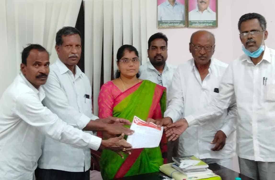 AIKMS | అడ్తీదారుల అప్పుల వసూళ్లు వాయిదా వేయించండి.. మార్కెట్ చైర్ పర్సన్ లక్ష్మీప్రసన్నకు ఏఐకేఎంఎస్ వినతి..