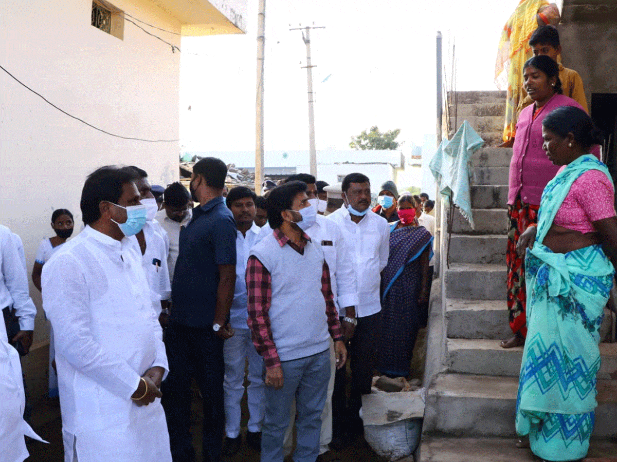 సమస్యల పరిష్కారానికే ‘మీతో నేను’ ఎమ్మెల్యే డాక్టర్‌ ఆనంద్‌