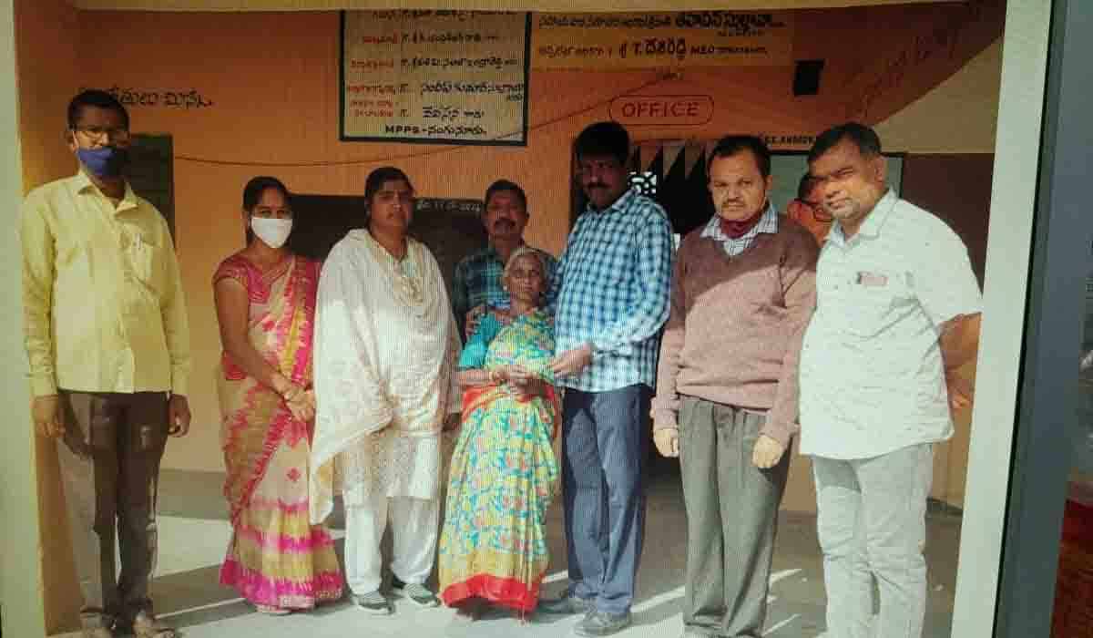 స‌ర్కారు బ‌డికోసం నెల పింఛ‌న్ ఇచ్చేసింది..!!