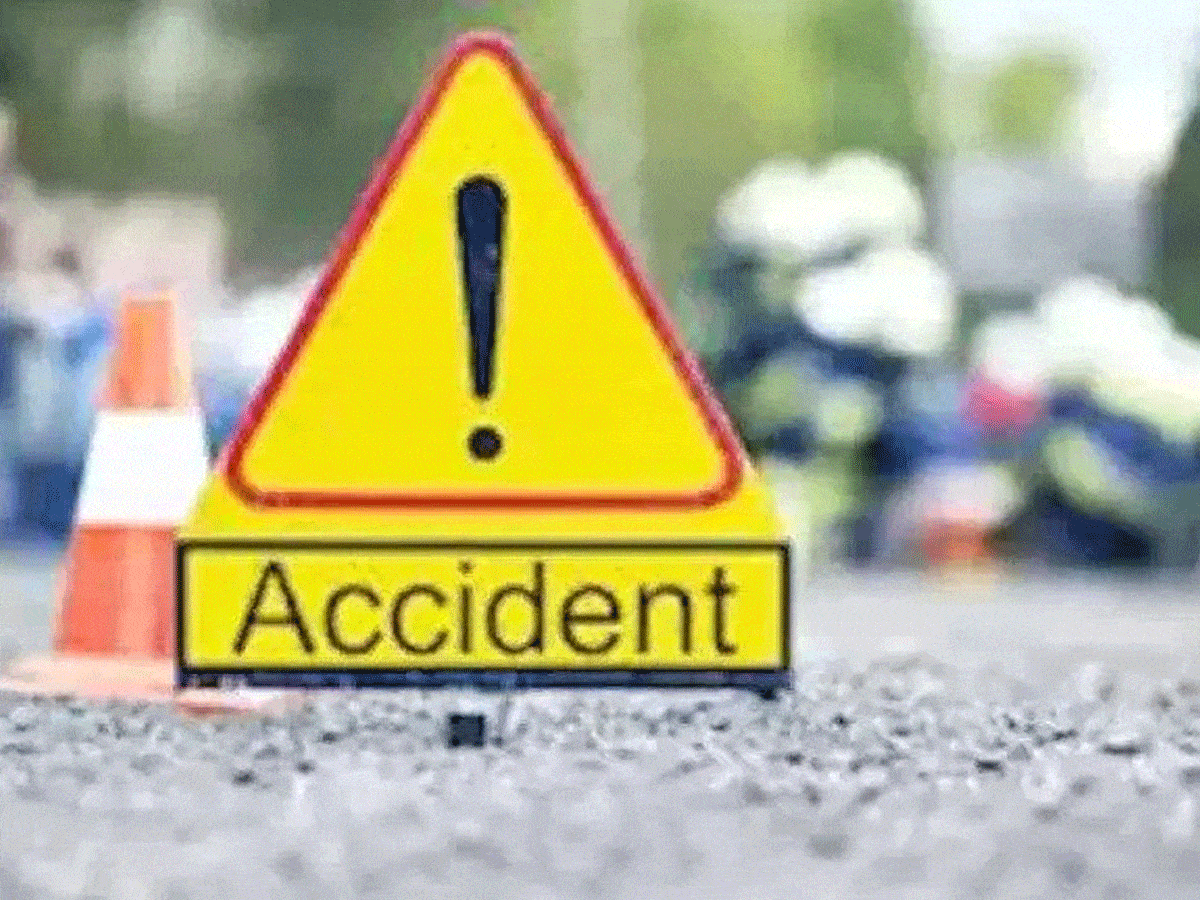 Mulugu | కల్వర్టుని ఢీకొట్టిన కారు..ఒకరు మృతి, మరొకరి పరిస్థితి విషమం