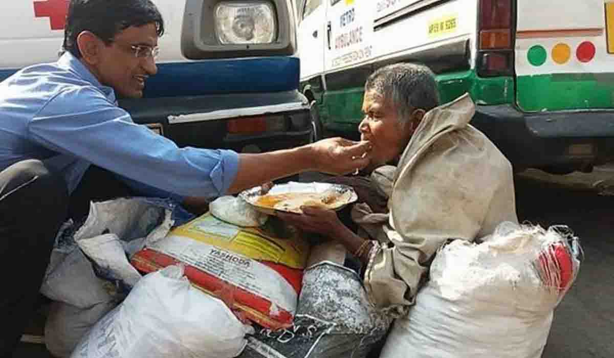 ఆకలి విలువ తెలిసినోడు.. అందుకే 10 ఏళ్ల‌నుంచి నిర్విరామంగా నిరుపేద‌ల ఆక‌లి తీరుస్తున్నాడు..!!