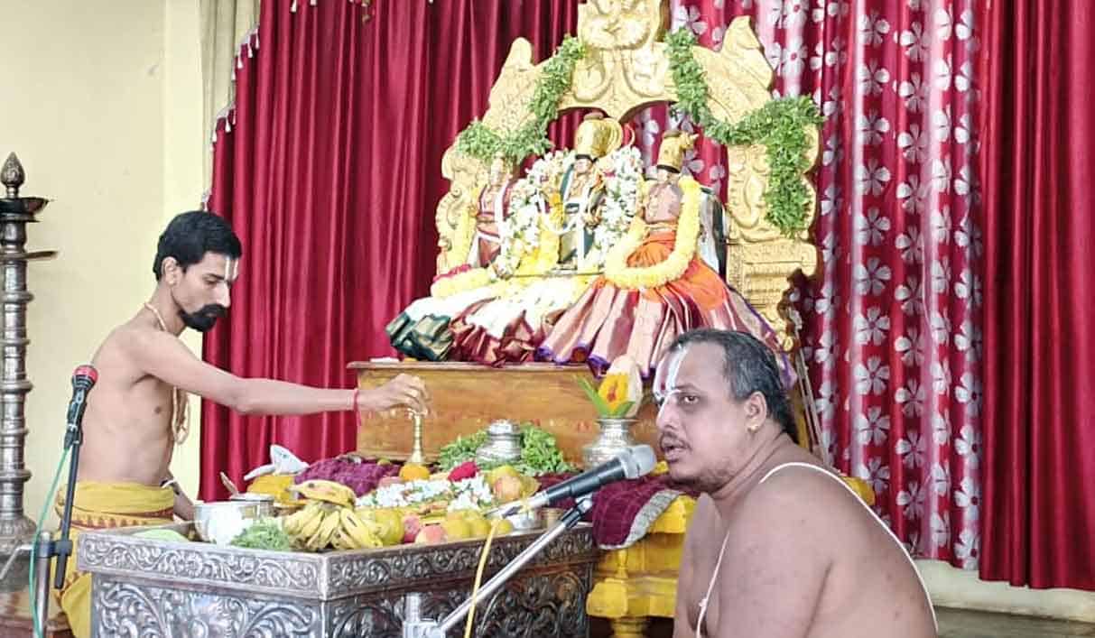Bhadradri temple | భద్రాద్రి రామయ్యకు స్వర్ణ తులసి పూజ..