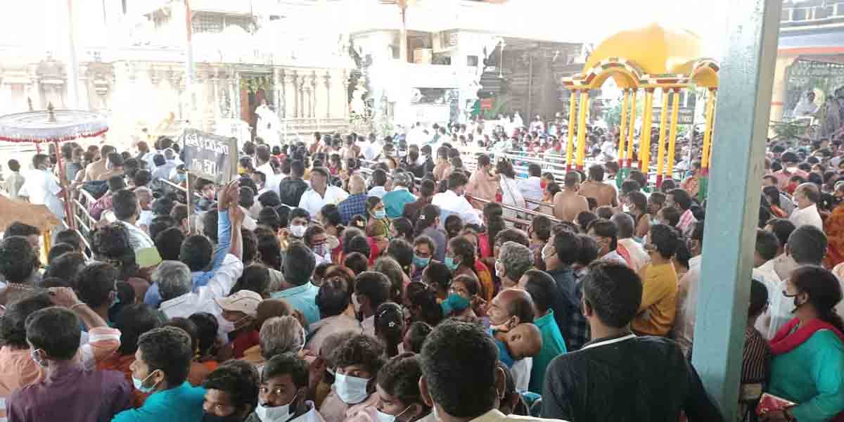 భద్రాద్రిలో భక్తుల సందడి