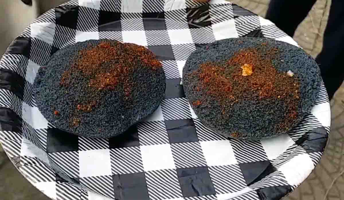 న‌ల్ల‌టి ఇడ్లీలు.. క్యూ క‌డుతున్న జ‌నాలు.. ఎక్క‌డంటే..?