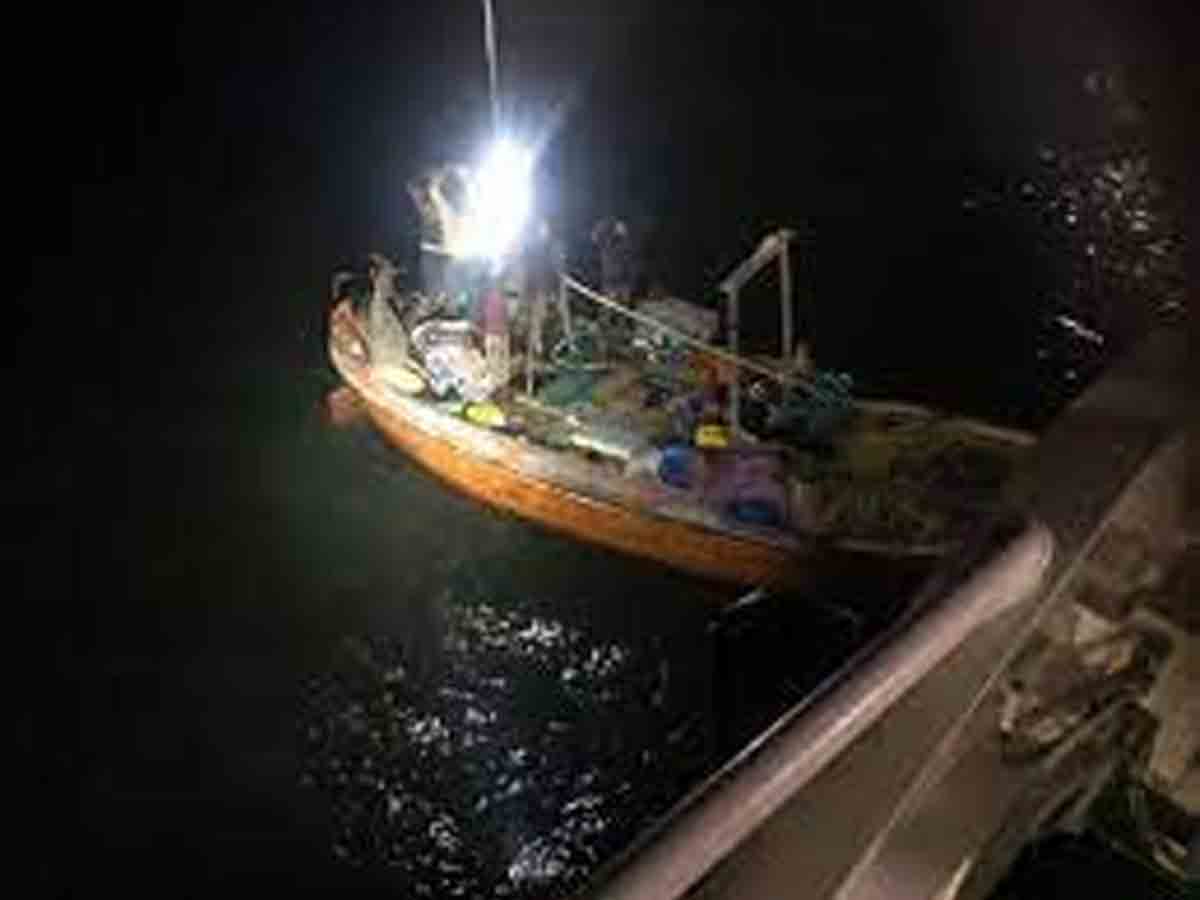 గుజ‌రాత్ తీరంలో క‌ల‌క‌లం : పాక్ ప‌డ‌వ‌లో రూ 400 కోట్ల విలువైన డ్ర‌గ్స్ ప‌ట్టివేత‌!