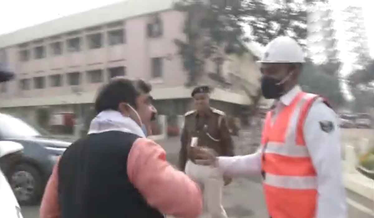 అసెంబ్లీ ముందు నా కారునే ఆపేస్తారా.. పోలీసులపై మంత్రి సీరియ‌స్‌.. వీడియో