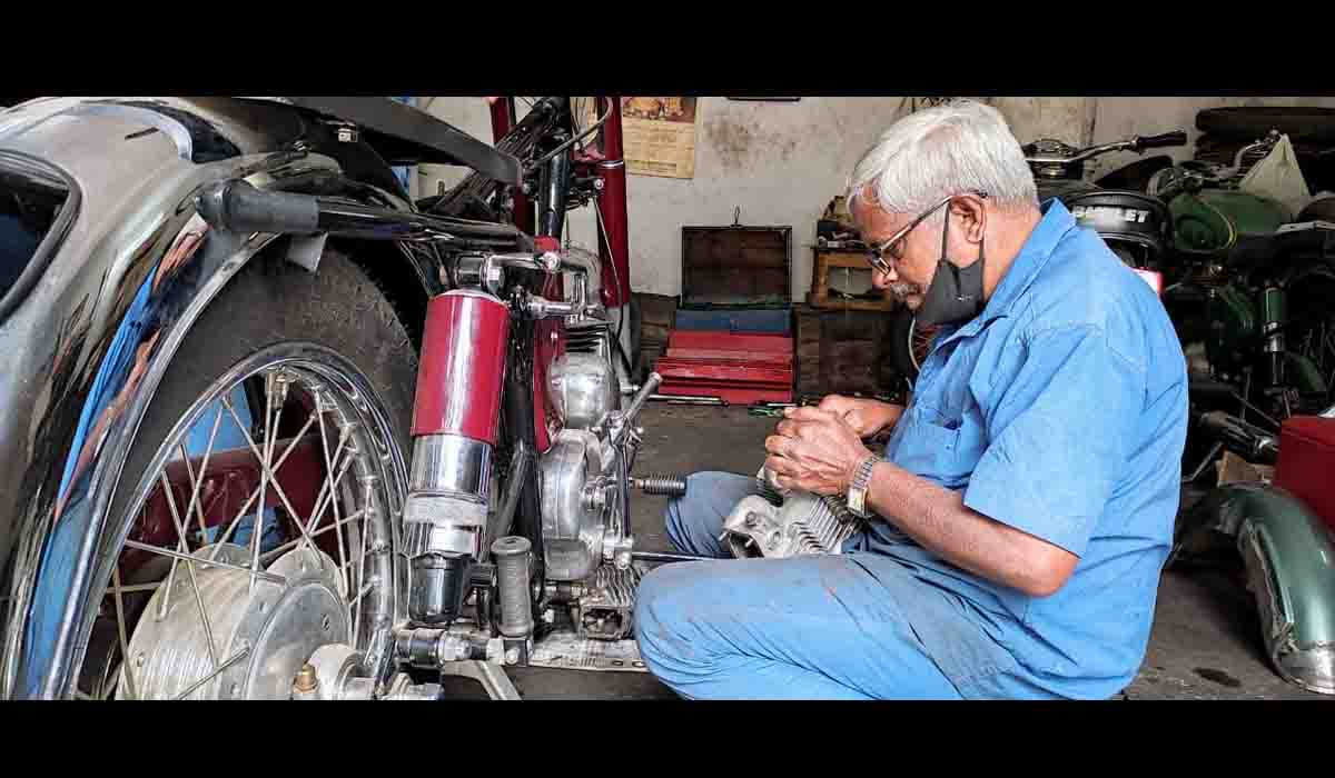 తెలుగు రాష్ట్రాల్లోనే బుల్లెట్ బండిని ప‌ర్ఫెక్ట్‌గా రిపేర్ చేసే హైద‌రాబాద్‌ మెకానిక్ ఇత‌డే!!