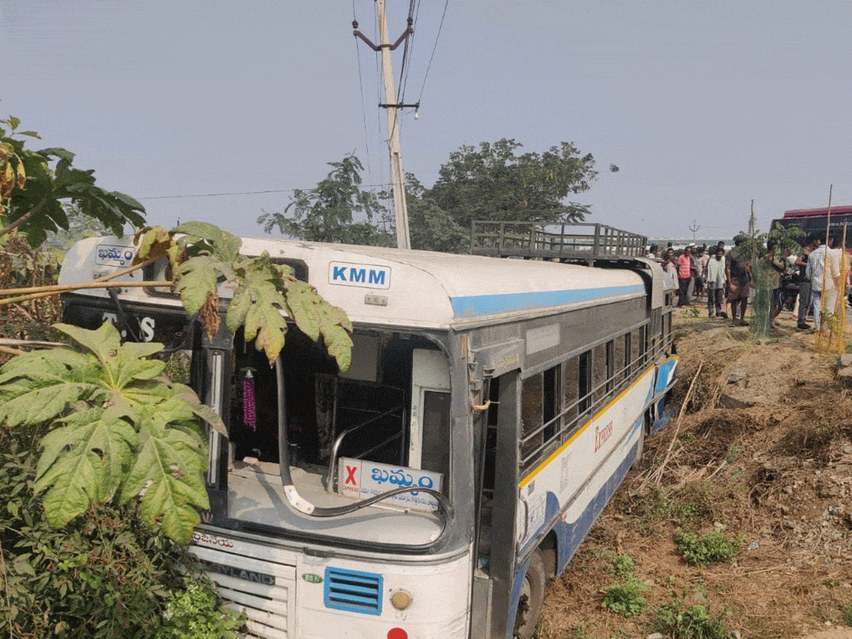 పంట పొలాల్లోకి దూసుకెళ్లిన ఆర్టీసీ బస్సు‌..బస్సులో 40 మంది ప్రయాణికులు