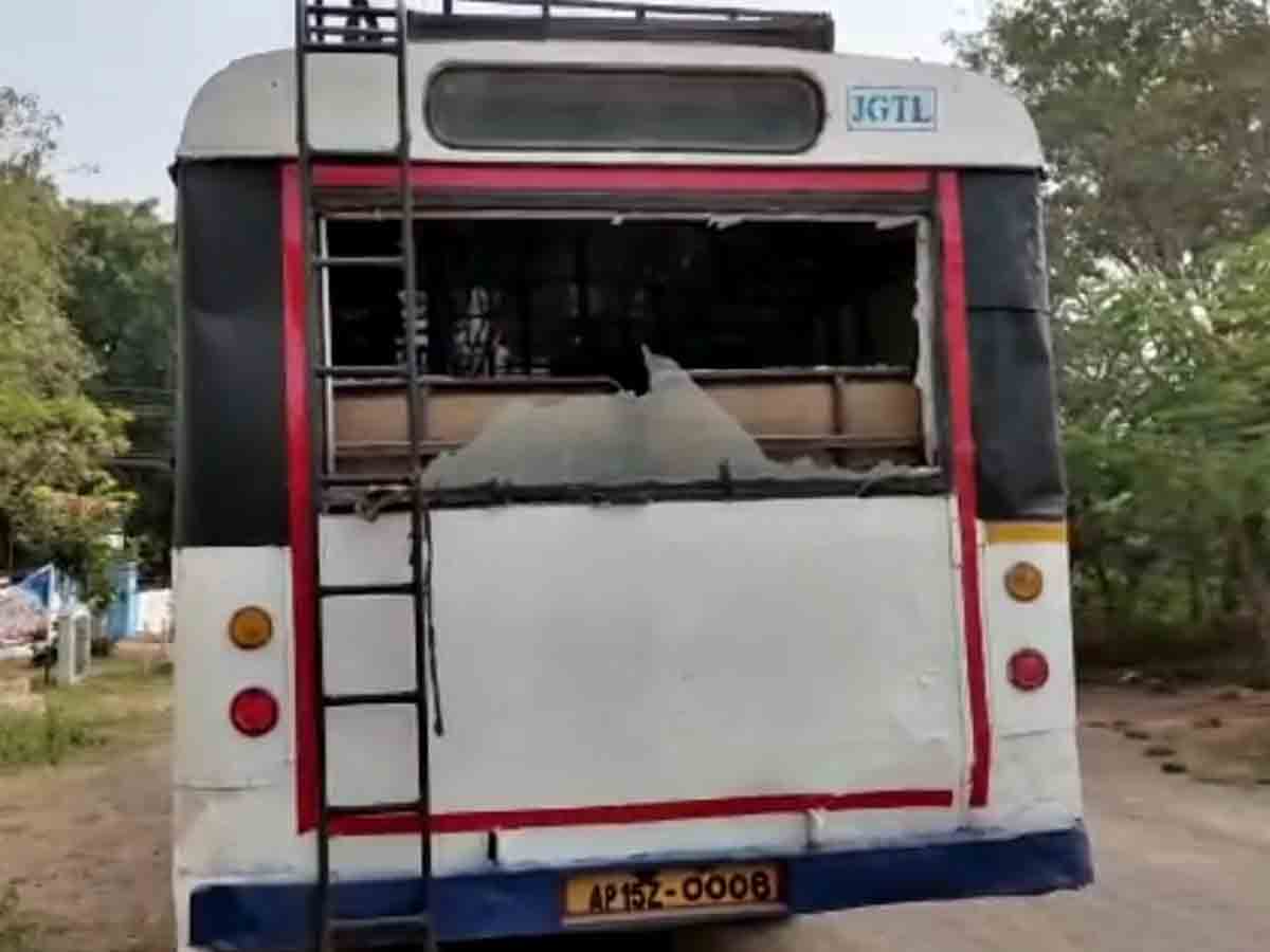 బైక్‌ను ఓవర్‌ టేక్‌ చేశారని..బస్సు అద్దాలను పగులగొట్టిన యువకుడు