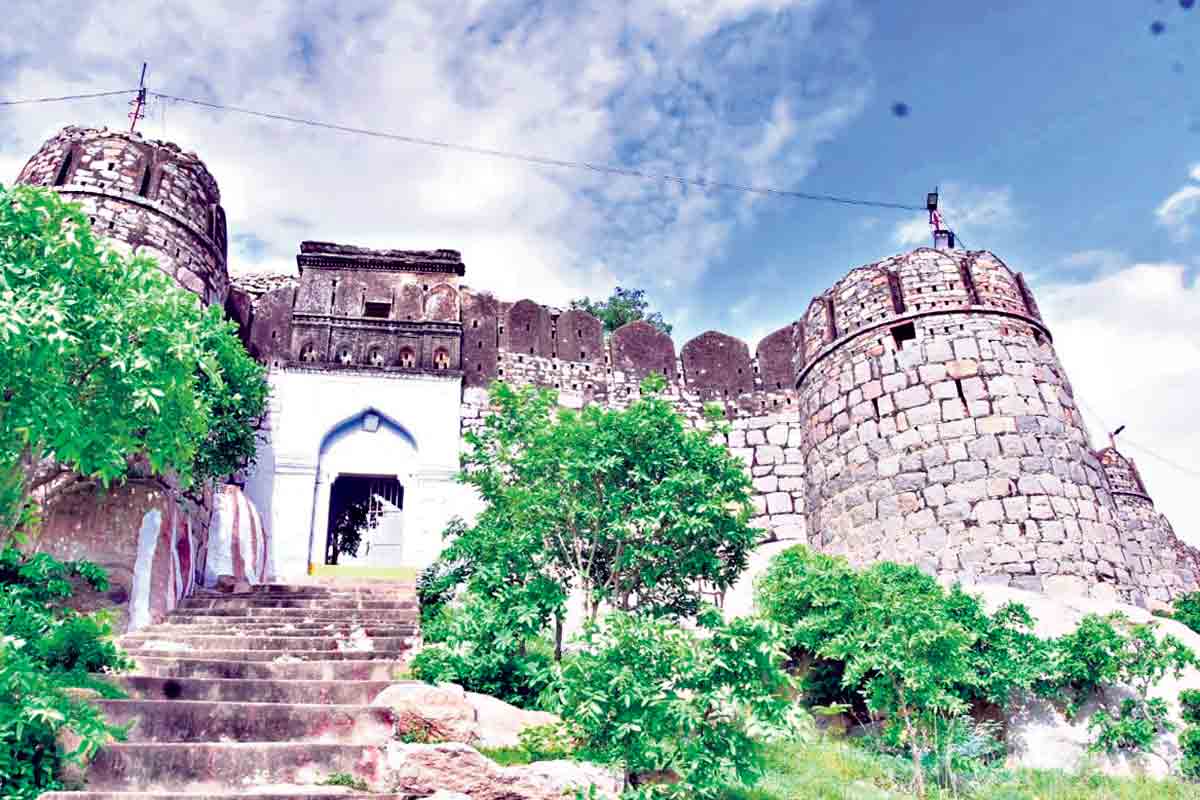 chandragadh fort | చంద్ర‌గ‌ఢ్ కోట గురించి ఈ విష‌యాలు తెలుసా