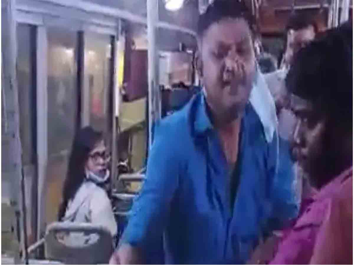 త‌ప్ప‌తాగి బ‌స్‌లో ఖాకీ వీరంగం : కండ‌క్ట‌ర్ స‌హా ప్ర‌యాణీకుల‌పై దాడి