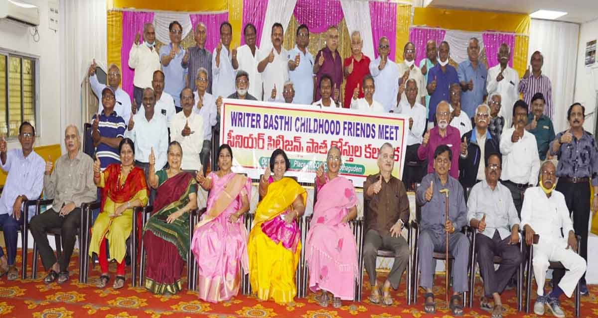 Friendship | 50ఏండ్ల తరువాత కలుసుకున్న పూర్వ విద్యార్థులు..