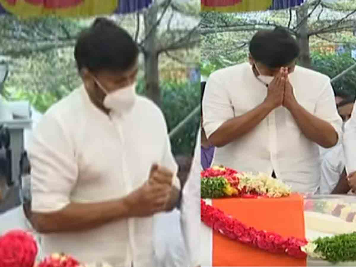 Chiranjeevi: రోశ‌య్య పార్ధివ దేహానికి నివాళులు అర్పించిన చిరంజీవి