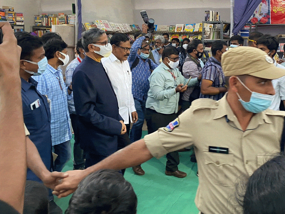 Hyderabad Book Fair | ‘ప్రజల మనిషి’ చదివేశాను..బుక్‌ఫెయిర్‌లో సీజేఐ ఎన్వీ రమణ