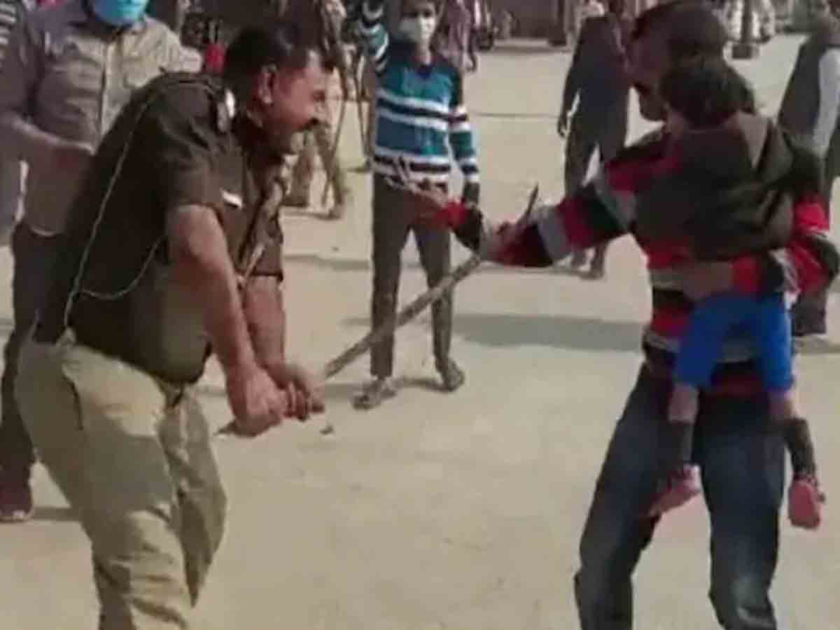 పిల్లవాడ్ని ఎత్తుకున్న వ్యక్తిని కొట్టిన పోలీస్‌ అధికారి సస్పెండ్