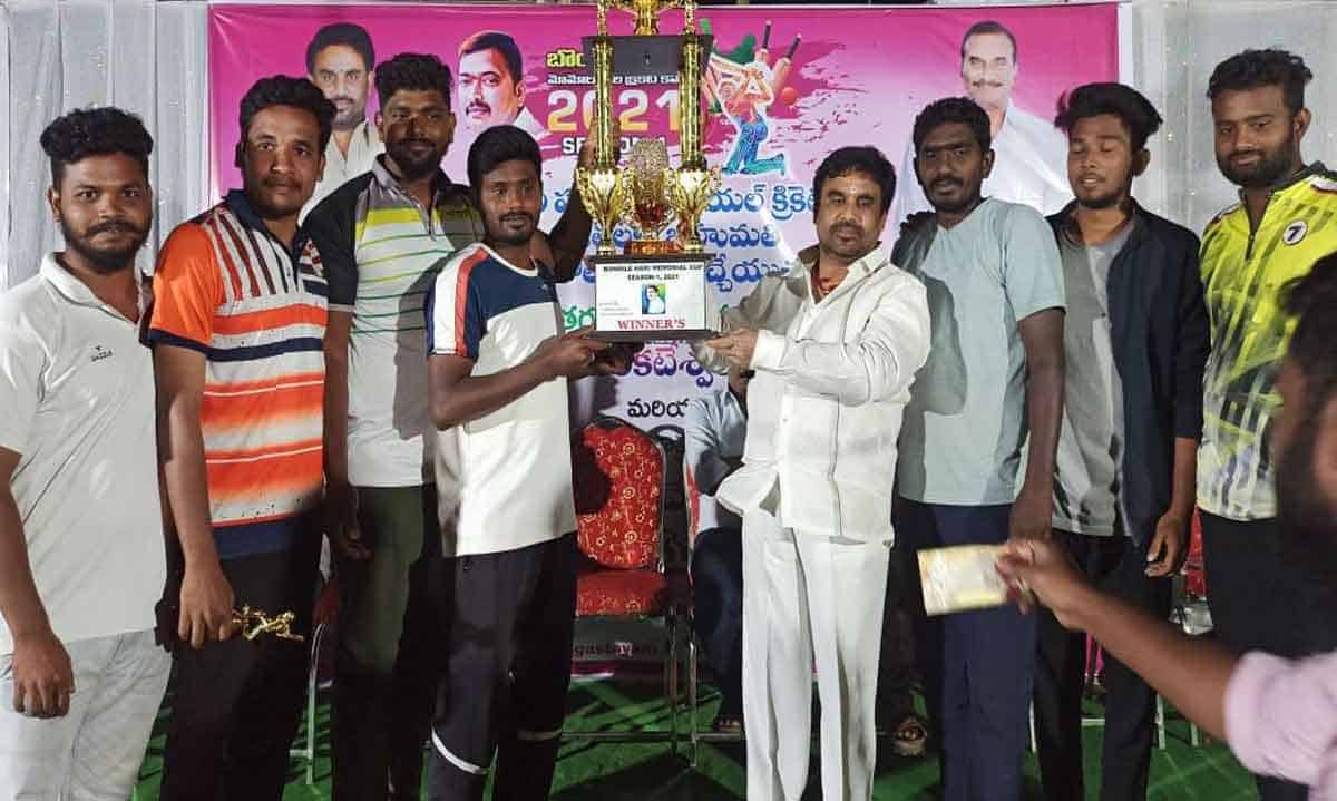 Prizes | క్రికెట్ టోర్నమెంట్ విజేతలకు బహుమతులు అందజేత..