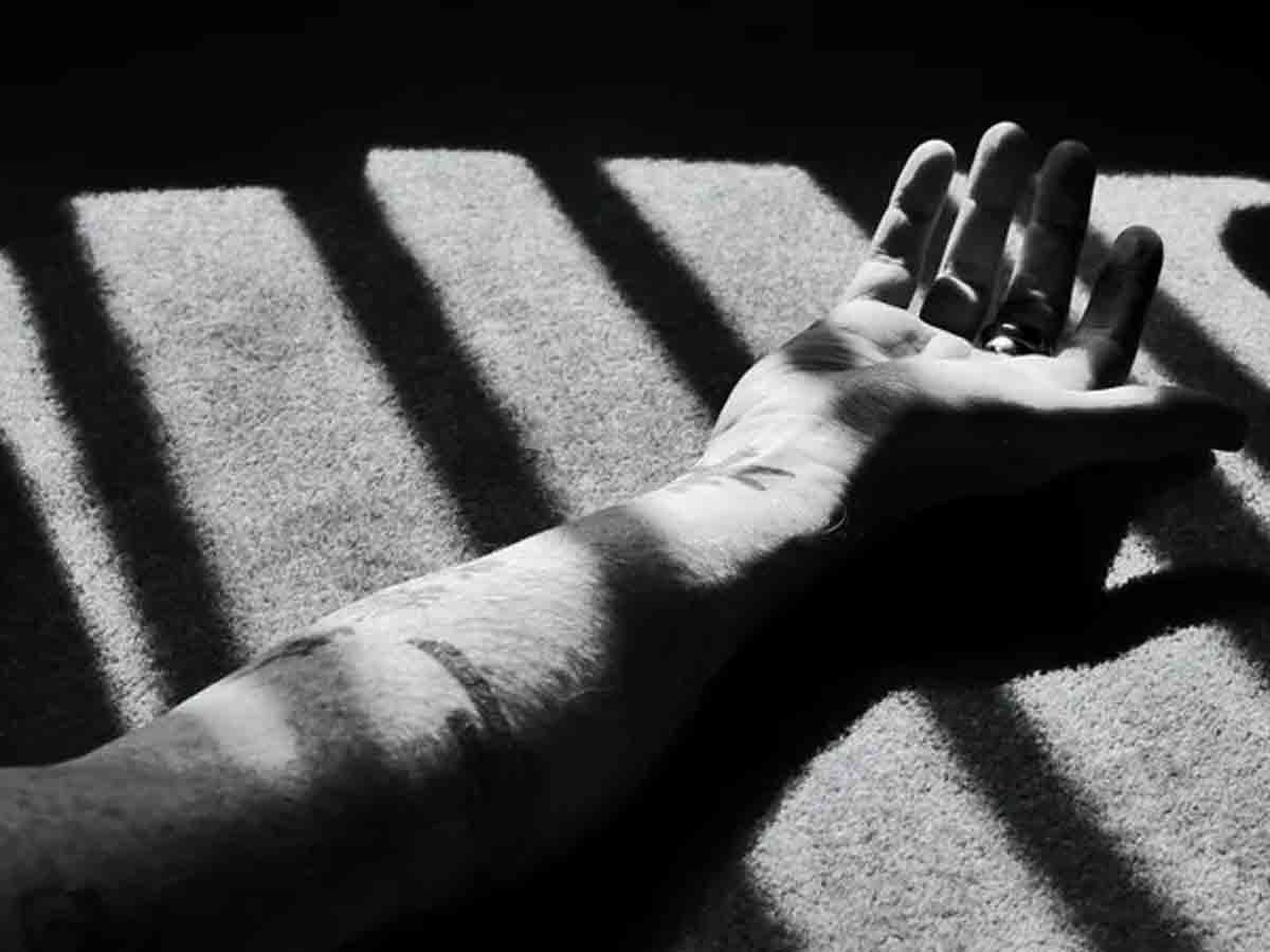 మాస్క్‌తో చోరీకి స్కెచ్ : నిద్రిస్తున్న‌ మ‌హిళ‌ల‌ను హ‌త్య చేసి బంగారు ఆభ‌ర‌ణాల‌తో ఉడాయించాడు!