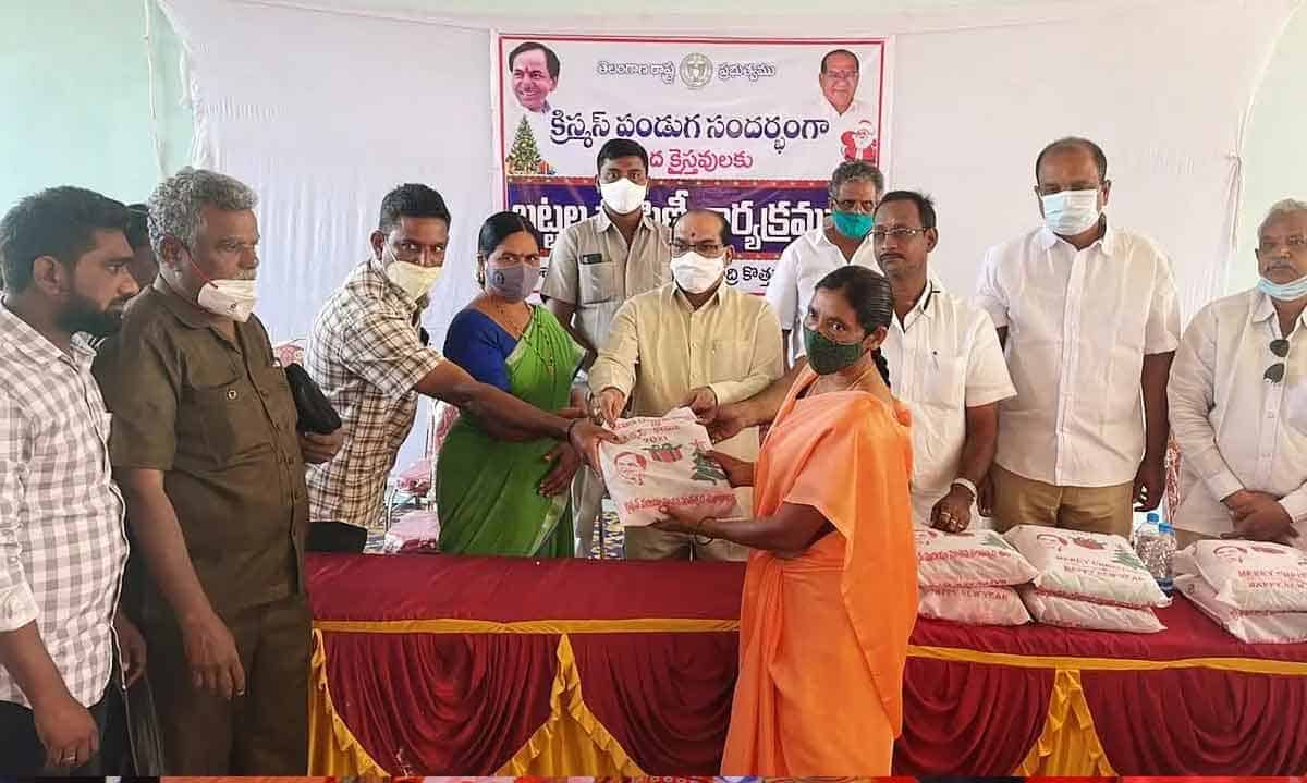 Aswaraopeta | లబ్దిదారులకు క్రిస్మస్ కానుకలు పంపిణీ చేసిన ఎమ్మెల్యే..