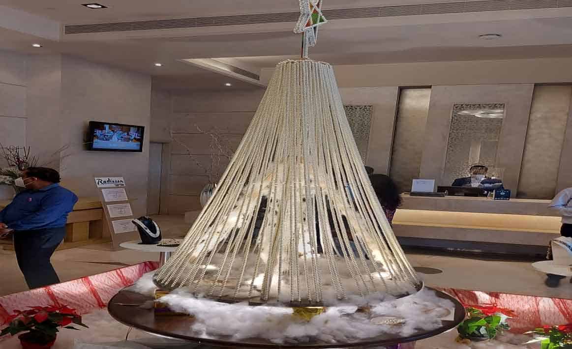 Special Christmas Tree | ముత్యాలతో “క్రిస్మస్ ట్రీ”ని రూపొందించిన ర్యాడిసన్ హైదరాబాద్