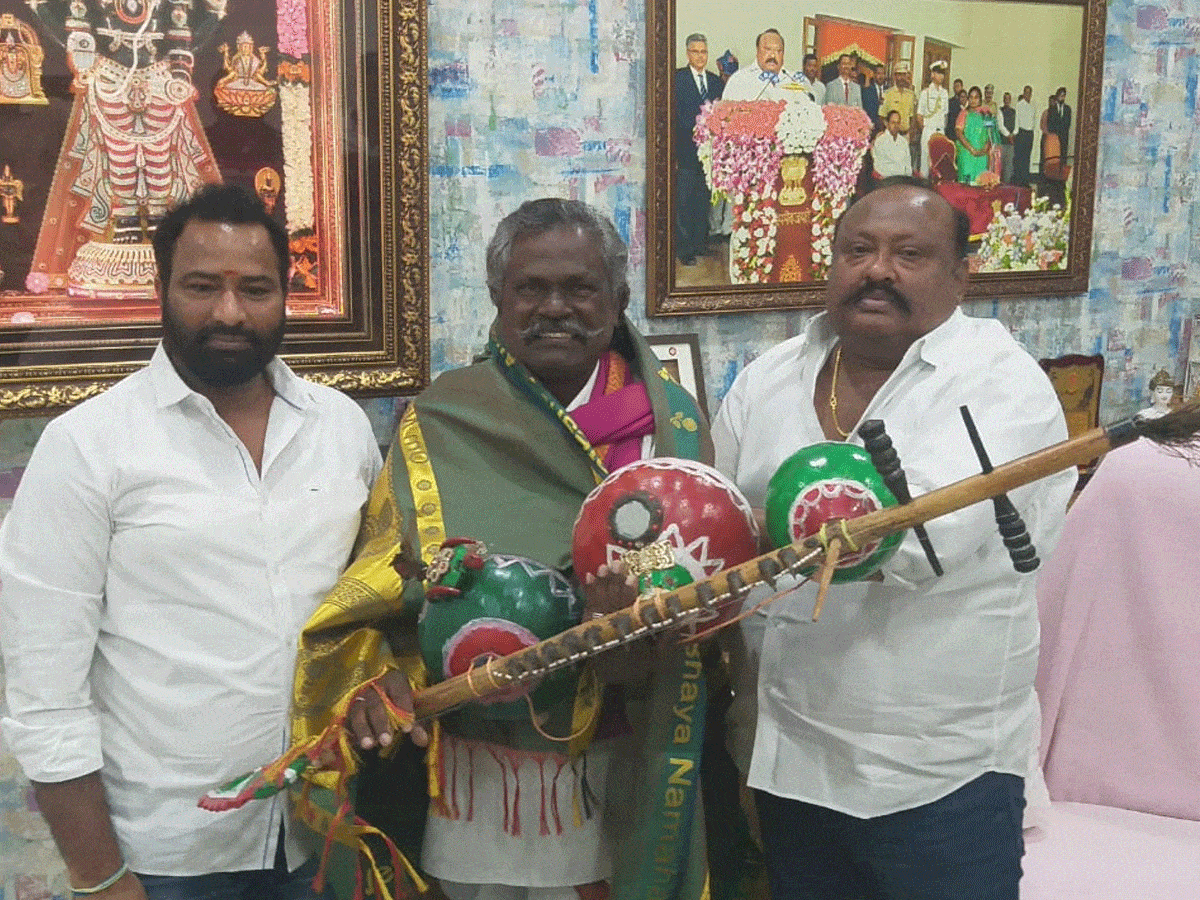 మంత్రి గంగుల కమలాకర్‌ను కలిసిన దర్శనం మొగులయ్య