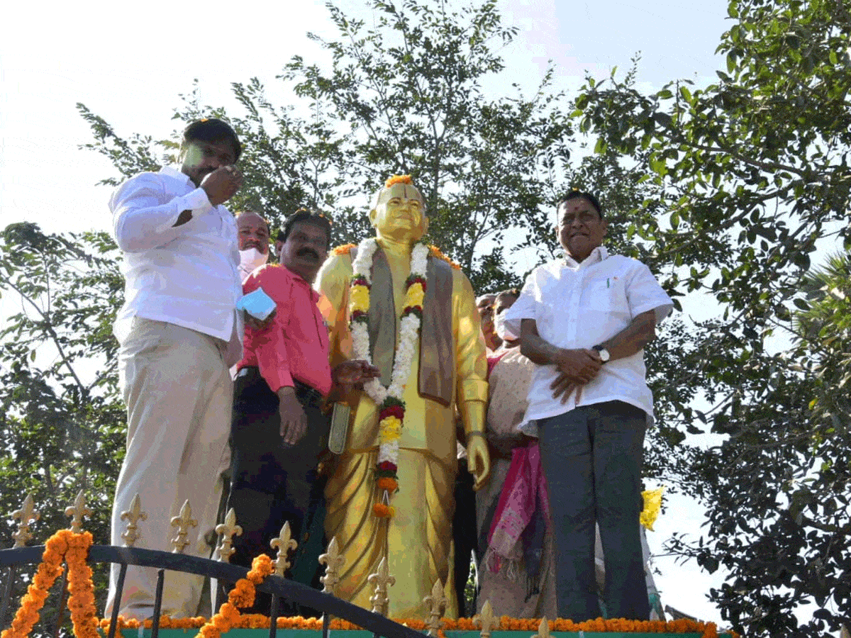 దాశరధి రంగాచార్య విగ్రహాన్ని ఆవిష్కరించిన ఎమ్మెల్యే రెడ్యా నాయక్