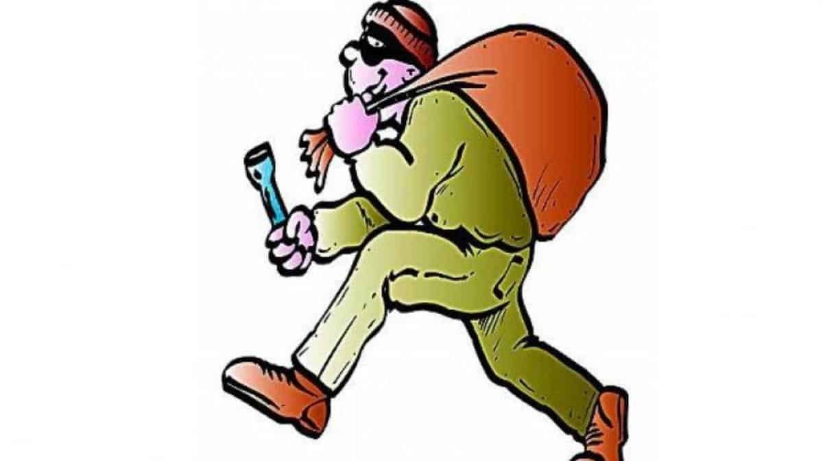 Theft in ameerpet | అమీర్‌పేటలో ప‌ట్ట‌ప‌గ‌లే చోరీ