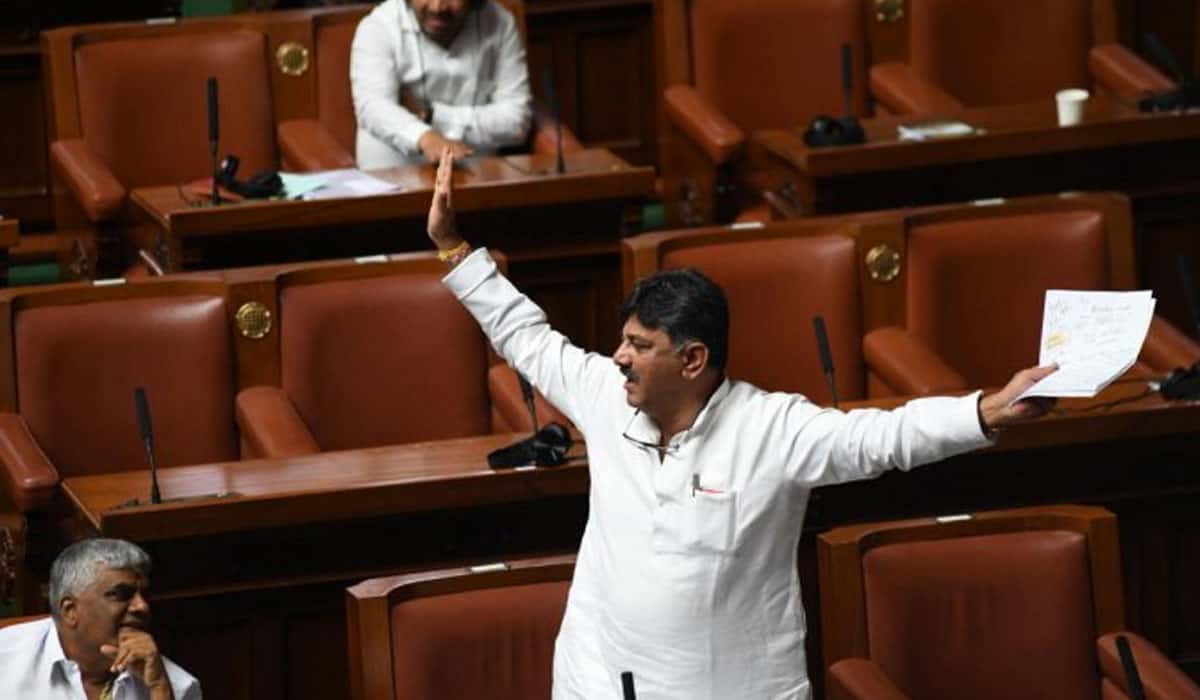 Karnataka | బిల్లు ప్ర‌తుల‌ను చింపేసి, నిర‌స‌న వ్య‌క్తం చేసిన డీకే శివ‌కుమార్‌