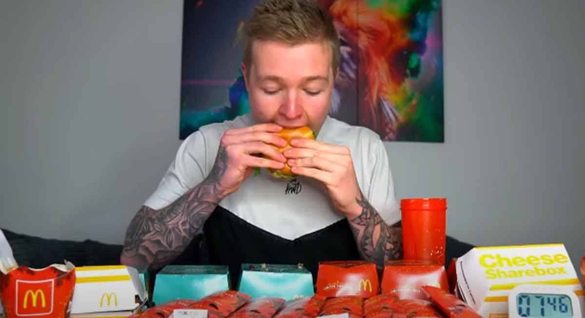 10 మంది తినే మెక్‌డొనాల్డ్స్ క్రిస్‌మ‌స్ మీల్‌ను ఒక్క‌డే లాగించేశాడు.. వైర‌ల్ వీడియో