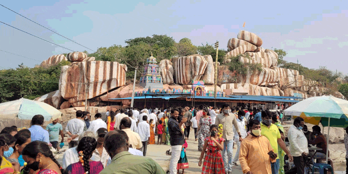 ఏడుపాయ‌ల వ‌న‌దుర్గా మాతా ఆల‌యంలో చోరీ