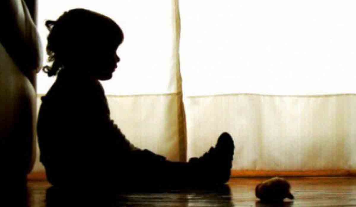 ఇసుక‌లో దొరికిన చిన్నారి శ‌వం.. ద‌ర్యాప్తు చేసిన పోలీసుల‌కు షాక్.. నేర‌స్తులెవ‌రంటే..