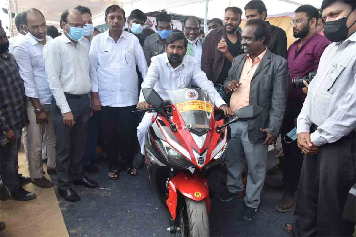 భవిష్యత్తు విద్యుత్ వాహనాలదే అన్న‌ మంత్రి జగదీష్ రెడ్డి.. నెక్లెస్ రోడ్‌లో విద్యుత్ వాహ‌నాల ప్ర‌ద‌ర్శ‌న‌