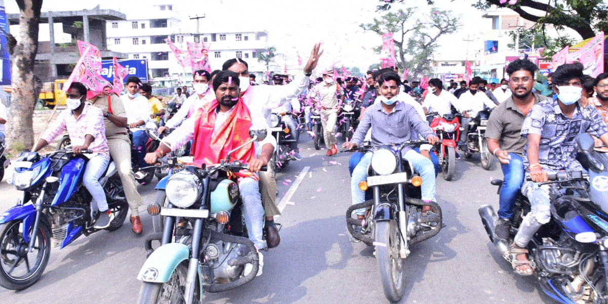 మంత్రి ఎర్రబెల్లి సమక్షంలో టీఆర్‌ఎస్‌లో చేరిన 200 మంది యువకులు