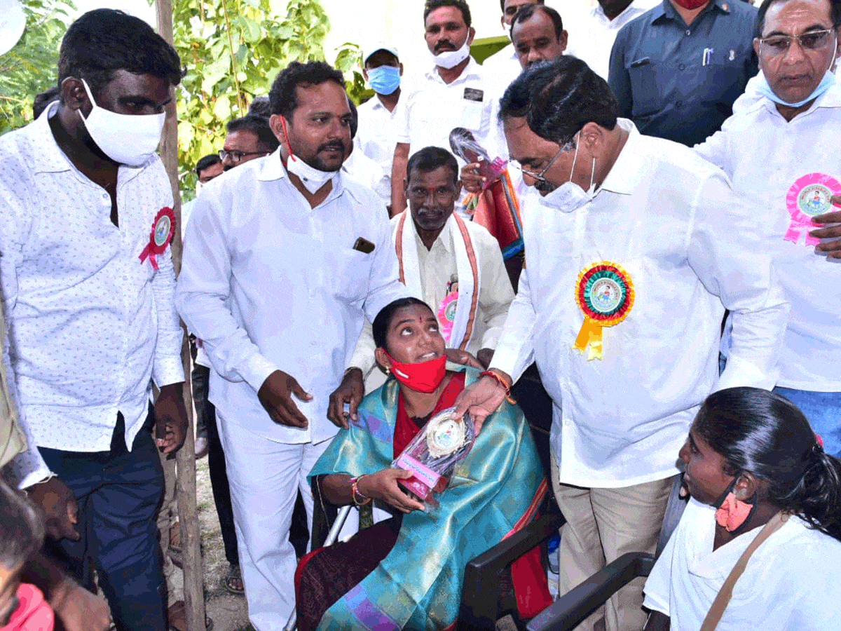 దివ్యాంగులకు ప్రతిభా పురస్కారాలు అందజేసిన మంత్రి ఎర్రబెల్లి